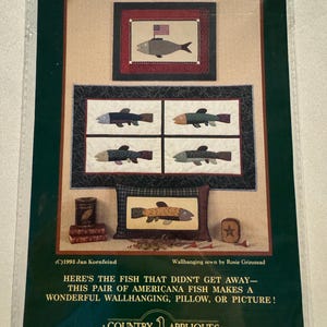 Puede incluir: Un paquete de patrones de Folk Art Fish con diseños de peces de temática americana. El paquete incluye instrucciones para un tapiz de pared, una almohada o una imagen. Los diseños incluyen peces con elementos patrióticos y el texto "HERE'S THE FISH THAT DIDN'T GET AWAY".