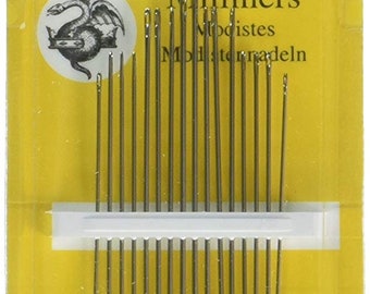 Könnte beinhalten: Eine gelbe und schwarze Packung mit 16 John James Milliners Nadeln, Größe 5/10. Die Packung zeigt ein Bild eines Vogels und den Text "Est. 1840".