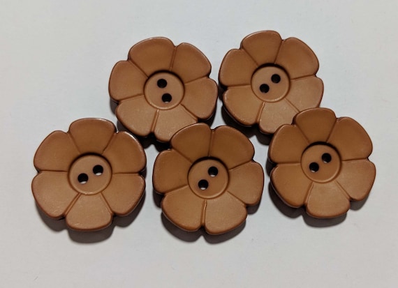 Daisy Brown Flower Plastic Button 28mm  1 18 inch Dill Buttons