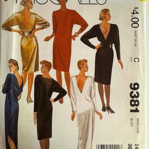 Pode incluir: Padrão de costura vintage com ilustrações de vestidos em dourado, vermelho, preto, azul e branco. A capa do padrão mostra o texto "Easy McCall's" e o número "9381". O tamanho do busto é 36, e o tamanho Miss é 14.