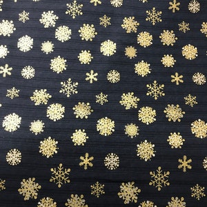 Magische Momente - Metallic Gold Schneeflocken strukturiert schwarz - Stof Baumwollstoff