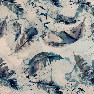 Soar Moody Blue Feathers - door Deborah Edwards voor Northcott Cotton Fabric DP24584-41