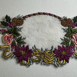 Vintage lila blomkrans med broderad applikation i tallkottar