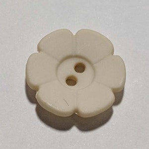 Ivory Daisy Flower Plastic Button - 15mm / 5/8 inch - Dill Buttons - Set of 2