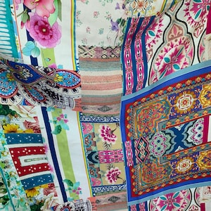 以下が含まれることがあります： 青、ピンク、赤、黄、緑の色合いの花柄、ペイズリー模様、幾何学模様がパッチワークされたカラフルな生地です。