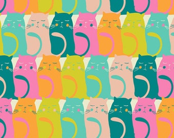 Può includere: Un motivo ripetuto di gatti stilizzati in vari colori, tra cui verde acqua, rosa, arancione e giallo. I gatti hanno gli occhi chiusi e code curve, creando un design giocoso. Lo sfondo è beige chiaro.