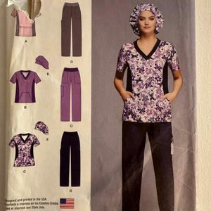 Puede incluir: Patrón de costura Simplicity para uniformes médicos. El patrón incluye diagramas de tops, pantalones y una gorra. La modelo lleva un top con estampado floral, pantalones negros y una gorra a juego. Talla Euro 46-54.