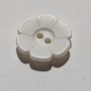 Off White Daisy Flower Plastic Button - 15mm / 5/8 inch - Dill Buttons - Set of 2