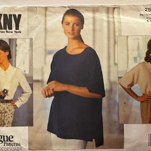 Pode incluir: Um padrão de costura vintage da Vogue Patterns com designs da DKNY. O padrão inclui imagens de mulheres usando vários tops e blusas. O tamanho do padrão é 6-8-10.