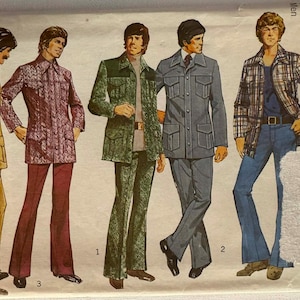 Op de afbeelding: Vintage naaipatroon met vijf herenoutfits. De illustraties tonen verschillende stijlen, waaronder een goudkleurig pak, een patroon bordeauxrood pak, een groen pak, een grijs pak en een geruit jack met jeans. Het patroon bevat maat 40, borst 102cm en taille 86cm.