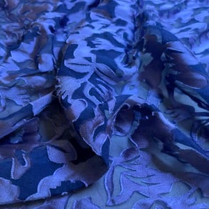 91x91 cm resterande Burnout Devore Satin - Midnattsblått blommigt tyg