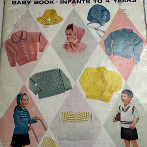 Puede incluir: Portada vintage de "Fleisher's Baby Book" con ilustraciones de ropa de punto para bebés y niños pequeños. La portada muestra una variedad de suéteres, sombreros y un gorro en colores pastel, dispuestos en un patrón de diamantes. El texto "BABY BOOK • INFANTS TO 4 YEARS" es visible.