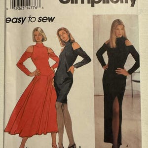 Puede incluir: Patrón de costura Simplicity 8725, con ilustraciones de tres vestidos diferentes con mangas de hombros descubiertos. El patrón incluye tallas D (4, 6, 8) y EUR (32, 34, 36). El texto "easy to sew" está impreso en el patrón.