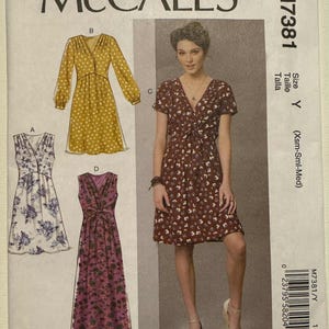 Puede incluir: Un patrón de costura McCall's, M7381, con ilustraciones de cuatro diseños de vestidos diferentes. El patrón incluye un vestido con estampado floral, un vestido de lunares y otros dos vestidos florales. La talla es Y (Xsm-Sml-Med).