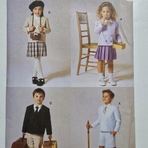 Może przedstawiać: Wzór szycia "7414" od "Vogue for Me" z projektami odzieży dziecięcej. Okładka przedstawia czworo dzieci w różnych strojach, w tym marynarki, spódnice, szorty i akcesoria. Rozmiar wzoru to 6.