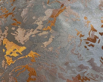 Tela jacquard con brocado de seda sintética con estampado floral abstracto en color naranja y plateado