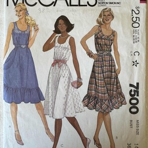 1981 McCall's Rynkad, broderad klänning med volangfåll. Mönster nr 7500 Storlek: 14