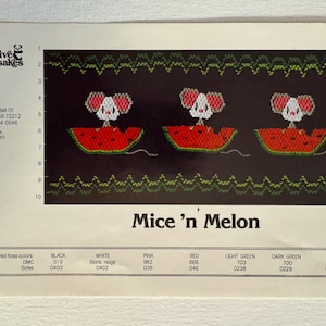 Op de afbeelding: Kruissteekpatroon getiteld "Mice 'n Melon" met drie muizen in watermeloenboten op een zwarte achtergrond. Bevat aanbevolen garenkleuren en een bedrijfslogo.