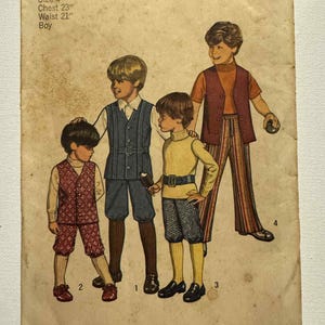 Könnte beinhalten: Vintage Simplicity Schnittmuster für Jungenkleidung, Größe 4. Das Muster zeigt Illustrationen von vier Jungen in verschiedenen Outfits, darunter Westen, Shorts und lange Hosen. Brustumfang 58 cm, Taille 53 cm.