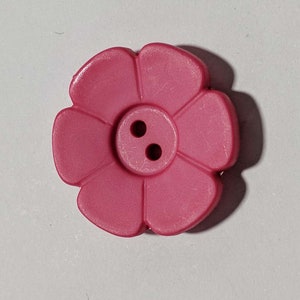 Daisy Fuchsia Pink Flower Plastic Button - 28mm / 1 1/8 inch - Dill Buttons - Set of 2