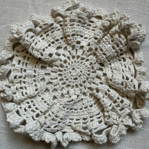 Vintage wit handgemaakt gehaakt kleedje met ruches 8&quot;