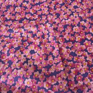 FAT 1/4 SALE - Rosa Blumen auf Lila Vintage Baumwollstoff für Quilting von In the Beginning