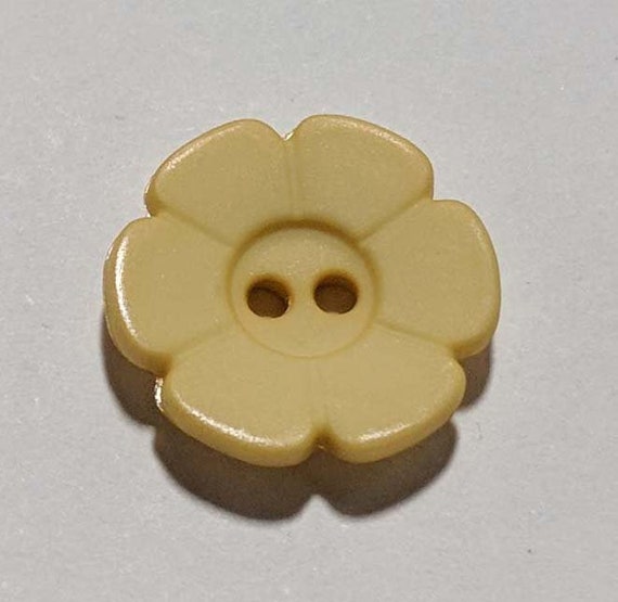 Daisy Pale Green Flower Plastic Button 28mm  1 18 inch Dill Buttons