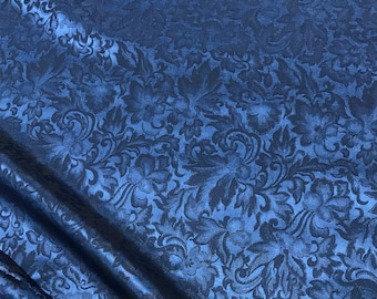 Tela jacquard de seda con volutas barrocas en azul oscuro