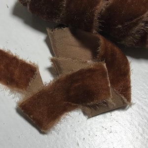 Handgefärbtes Seidensamtband in Kamelbraun (4 Breiten zur Auswahl)