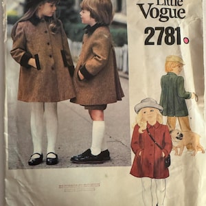 Puede incluir: Patrón de costura vintage Little Vogue 2781. El patrón presenta ilustraciones de abrigos y conjuntos para niños. La imagen principal muestra a dos niños con abrigos marrones con detalles en negro, medias blancas y zapatos negros. El patrón incluye ilustraciones adicionales.