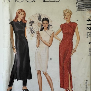 Pode incluir: Um envelope de molde de costura McCall's 412 para tamanhos 6, 8 e 10. A frente exibe ilustrações de três vestidos com gola mandarim e fechos laterais. Um vestido longo preto com calças, um vestido branco pelo joelho e um vestido longo vermelho estampado.