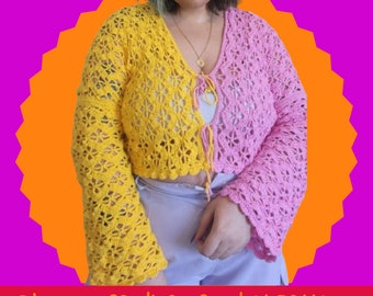 Puede incluir: Un cárdigan de crochet con un diseño de bloques de color amarillo y rosa. El cárdigan tiene un cierre de nudo en la parte delantera y mangas largas.