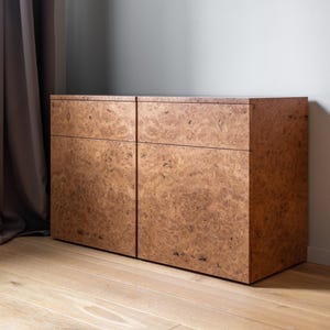 Set van 2 uniek handgemaakt eikenhouten nachtkastje met lade en deur