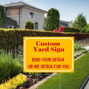 Peut inclure: Une pancarte de jardin personnalis&eacute;e jaune et blanche avec du texte rouge qui dit "Custom Yard Sign" et "Send Your Design Or We Design For You".
