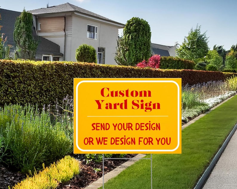 Peut inclure: Une pancarte de jardin personnalis&eacute;e jaune et blanche avec du texte rouge qui dit "Custom Yard Sign" et "Send Your Design Or We Design For You".