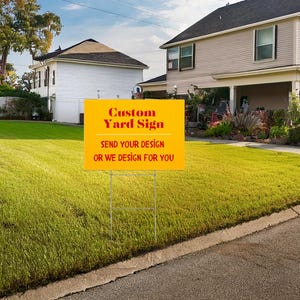 Peut inclure: Une pancarte de jardin jaune avec du texte rouge qui dit "Custom Yard Sign" et "Send your design or we design for you". La pancarte est sur un support m&eacute;tallique dans une cour herbeuse.