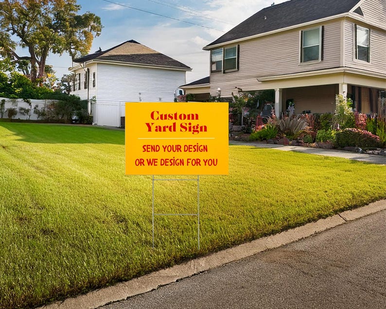 Peut inclure: Une pancarte de jardin jaune avec du texte rouge qui dit "Custom Yard Sign" et "Send your design or we design for you". La pancarte est sur un support m&eacute;tallique dans une cour herbeuse.