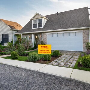 Peut inclure: Une pancarte jaune avec du texte rouge qui dit "Custom Yard Sign" et "Send your design or we design for you". La pancarte est devant une maison avec une porte de garage blanche.
