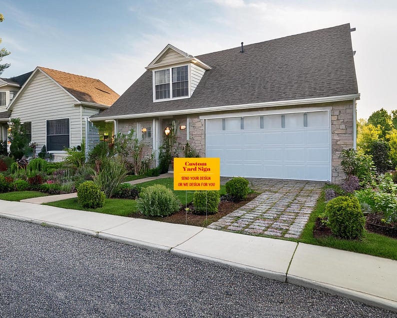 Peut inclure: Une pancarte jaune avec du texte rouge qui dit "Custom Yard Sign" et "Send your design or we design for you". La pancarte est devant une maison avec une porte de garage blanche.