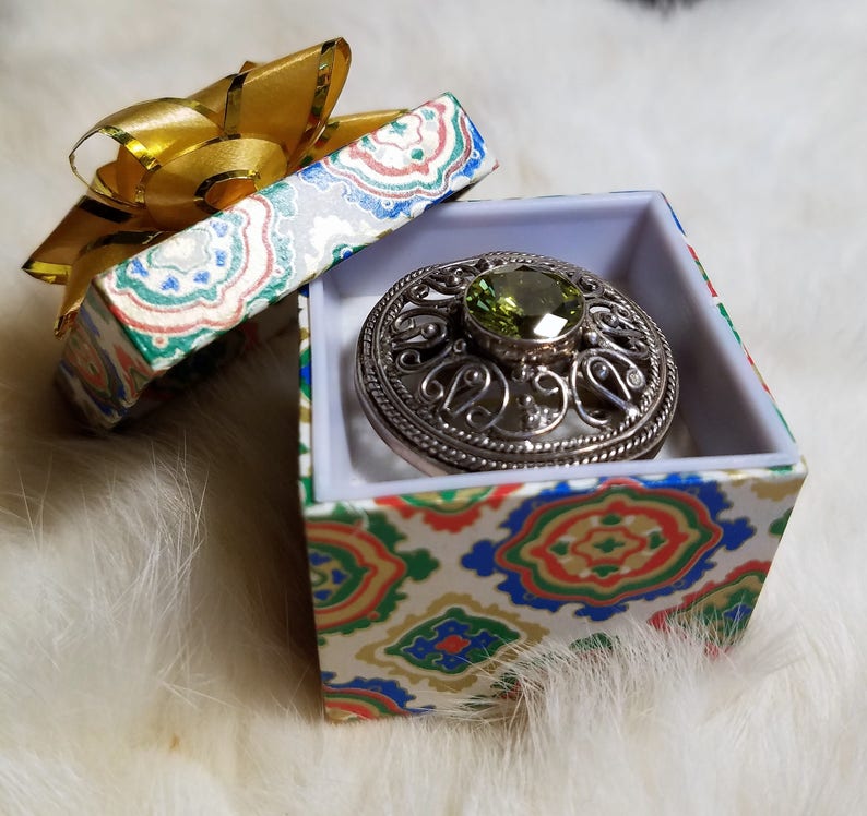 Gorgeous Dazzling Peridot Ring .925 Silver Holiday Sparkle!