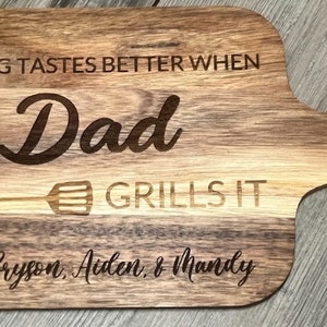 Todo sabe mejor cuando papá, papá, etc. Grills It tabla de cortar, archivo svg láser, Día del Padre, Navidad, Xtool, Glowforge