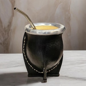 アルゼンチン マテ茶カップ。内側は天然ひょうたん材、外側は黒革、外側はステンレススチール製。マテ茶用のボンビリャ付き。
