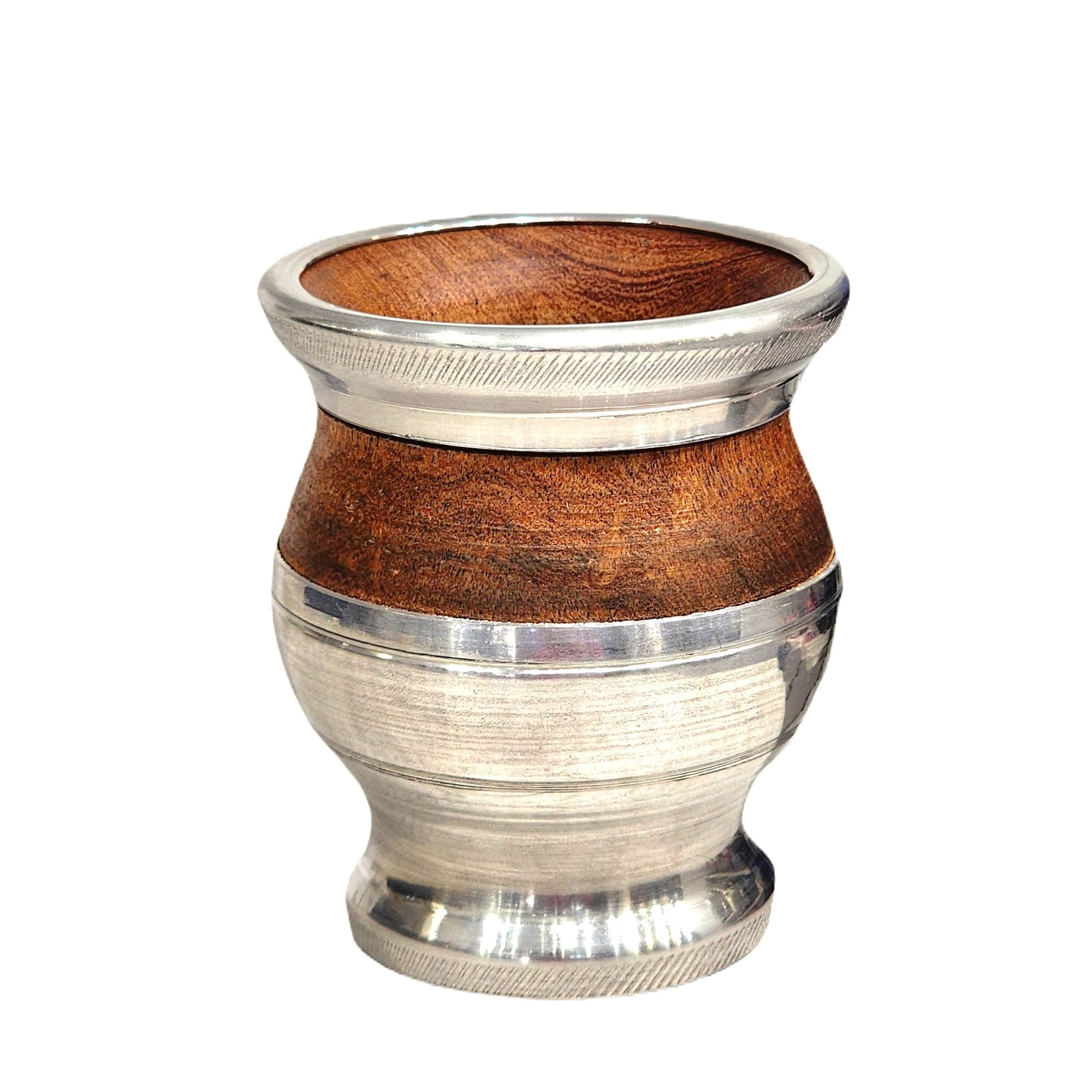 伝統的なアルゼンチンのマテ茶カップ、アルガロボの木材で手作りされ