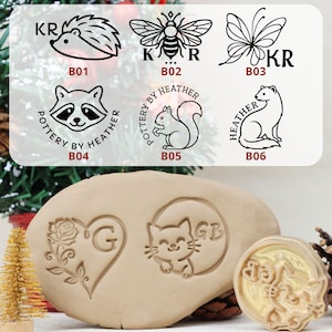 Puede incluir: Sellos de cerámica con diseños de animales y flores. Los sellos incluyen un erizo, una abeja, una mariposa, un mapache, una ardilla y un gato. Algunos sellos tienen iniciales y texto como "Pottery by Heather".