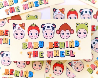 Adesivo per paraurti "Bambino al volante" - Vinile carino kawaii resistente alle intemperie e impermeabile