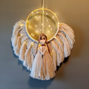 Großer Makramee Engel mit Licht - handgeknüpfter Schutzengel als Boho Wanddeko & besonderes Geschenk „Adriana“