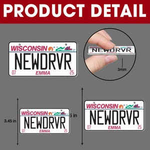 Puede incluir: Imagen de placas de matr&iacute;cula de Wisconsin con el texto "NEWDRVR" y el nombre "EMMA". Las placas miden 8,76 cm por 12,7 cm. La imagen tambi&eacute;n muestra una placa m&aacute;s peque&ntilde;a de 3 mm sostenida entre los dedos.