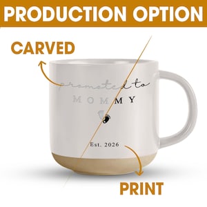 Op de afbeelding: Witte keramische mok met een beige basis en een gebogen handvat. De mok heeft de tekst "Promoted to Mommy" met een babyvoetprintafbeelding en "Est. 2026". De woorden "Production Option", "Carved" en "Print" zijn ook zichtbaar.