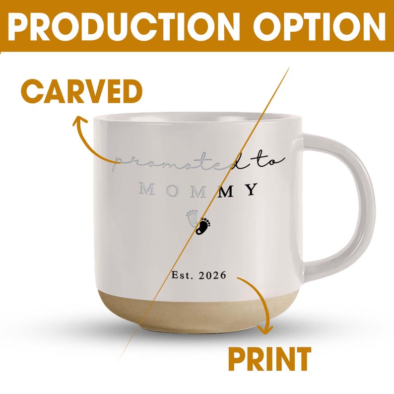 Op de afbeelding: Witte keramische mok met een beige basis en een gebogen handvat. De mok heeft de tekst "Promoted to Mommy" met een babyvoetprintafbeelding en "Est. 2026". De woorden "Production Option", "Carved" en "Print" zijn ook zichtbaar.