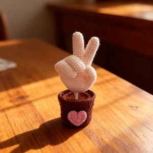 Virkat krukväxtmönster med uppmuntrande handgest, rolig motiverande skrivbordspresent, gör-det-själv Amigurumi-gestkrukdekor